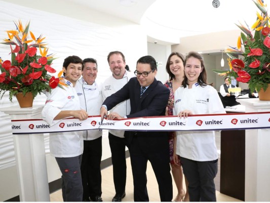 El jefe de carrera de Gastronomía, Daniel O'Connor, El vice presidente de Kendall College School of Culinary Arts, Christopher Koetke, El Rector y la Decana de Unitec Marlon Brevé y Ana Maier en la apertura de las instalaciones (Fotos Héctor Hernández)