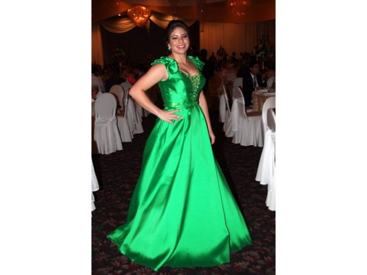 Elegancia en prom de la Escuela Seran