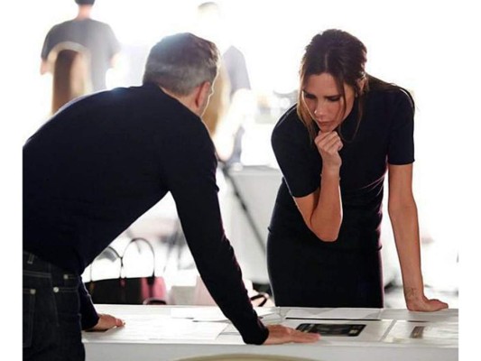 Victoria Beckham con la prestigiosa firma Estée Lauder, ha creadosu propia línea de belleza. La diseñadora lanzó varios estuches en edición limitada que representan sus ciudades favoritas: Londres, París, Los Ángeles y Nueva York. Cada caja contiene doce productos desde rímel hasta delineador de labios. Su objetivo con esta línea de maquillaje es ayudar a las mujeres a maquillarse sin tener que invertir horas delante del espejo.