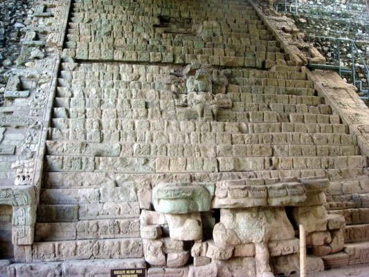 DESCUBRIR LA ESCALINATA DE LOS JEROGLÍFICOS. Una edificación única que narra toda la historia de los reyes que reinaron en Copán y de sus dinastías, tiene 2.500 jeroglíficos y 63 peldaños. Aunque está incompleta, se pueden apreciar en todo su esplendor sus jeroglíficos, que narran la grandeza de quien fue el rey a quien representan.
