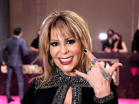 Alejandra Guzman. Cuando su carrera despegó y empezó a ganar su propio dinero, su adicción se hizo más fuerte y concretó que sus conocidos le regalaban las sustancias ilegales. Sus excesos eran tan grandes que podía estar durante tres días sin dormir