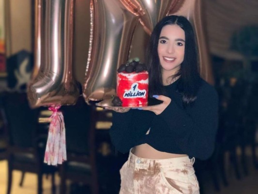 Andrea Chahin tiene ya el millón de seguidores también.