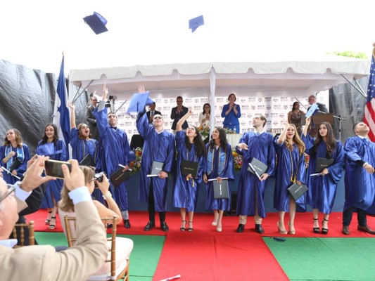 Entrega de títulos de la Discovery School