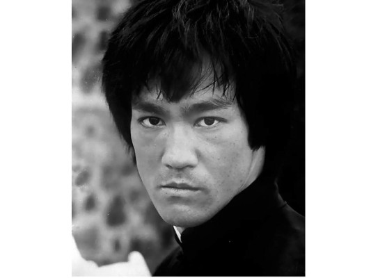 El maestro en artes marciales, Bruce Lee, se tomó un medicamento contra el dolor de la cabeza sin embargo se fue a dormir y nunca despertó.