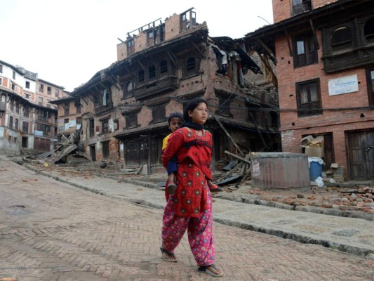 Celebridades reaccionan ante tragedia en Nepal