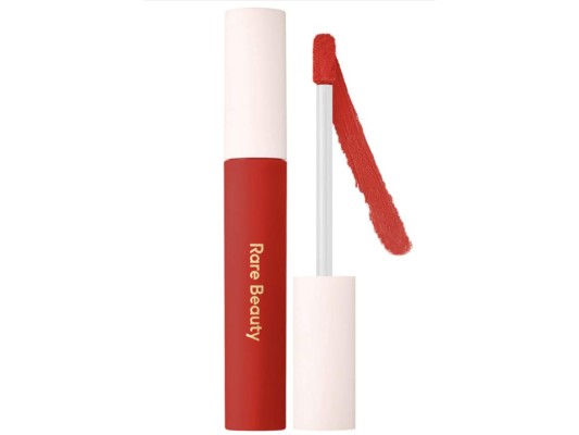 Lápiz labial en crema mate Lip Souffle. Rare lanzó una gama súper inclusiva de desnudos, pero también tienen colores llamativos, como rojo intenso, mora y lavanda.