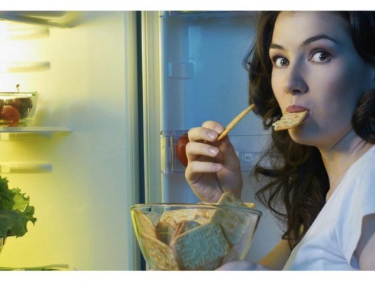 1. No comas cuando estás emocionalmente abrumado. Cuando estas preocupado, triste, enojado o con angustia no prestas atención a lo que comes. Esto se puede traducir en dietas pobres, comer en exceso, mala digestión, sobrepeso o problemas intestinales. Respira profundo, trata de calmarte y come hasta que el sentimiento pase. Además, procura hacer un desayuno y cena ligeros y un almuerzo más abundante –pero siempre balanceado y sin excesos-.