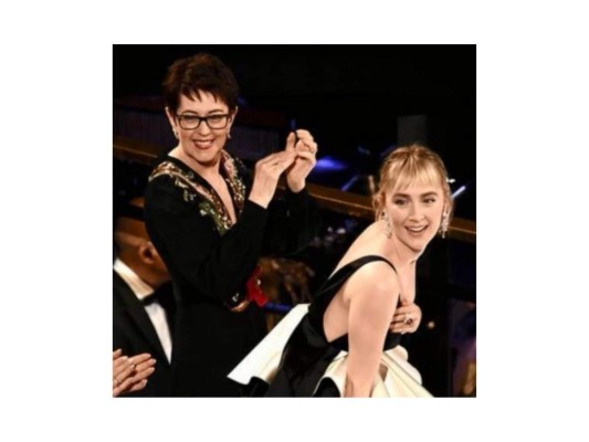 Saoirse Ronan acudió a la premiación en compañía de su madre, Monica Ronan. quien disfruto del show.