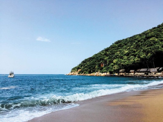 El paraíso está en Puerto Vallarta<br/>El famoso Puerto Vallarta combina el azul esmeralda de sus playas con el colorido de su impresionante arquitectura colonial. En sus hoteles de lujo se suelen hospedar celebs que se dan cita en este increíble rincón de la costa pacífica de México. Los niños podrán divertirse en las playas y partir en una excursión de un día al parque de aventura en Las Caletas. <br/>