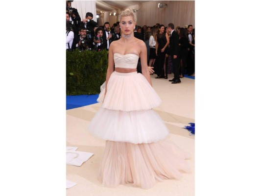 Hailey Baldwin en Carolina Herrera
