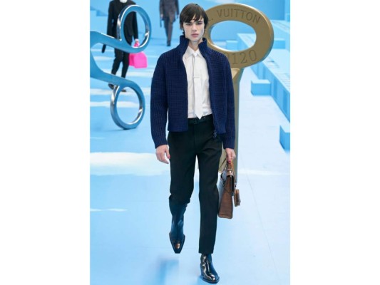 Louis Vuitton, otoño/invierno 2020. Los invitados a la pasarela se sorprendieron pues recibieron como obsequio un reloj de la marca francesa, que funcionaba al revés.
