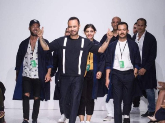 Carlos Campos es el fashion designer más destacado de nuestro país. Ha vestido a celebrities como J Balvin y a Carson Kressley, con quien mantiene una amistad cercana. Su marca de moda es la predilecta para los más fashionistas de la ciudad de Nueva York.