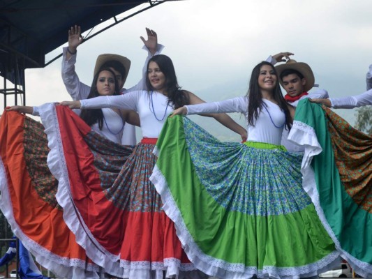 Academia Americana celebra Festival Folclórico Internacional