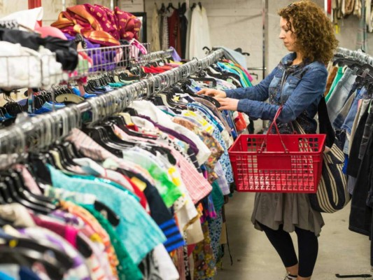 Revisa bien las piezas. Algo que no debes olvidar es chequear muy bien la ropa que te estás llevando, muchas veces pueden estar rotas o decoradas. Asegúrate de que la prenda esté en buen estado, revisa cierres y botones; si la prenda necesita alguna reparación, evalúa si con el precio de la pieza más el arreglo aún resulta una ganga.