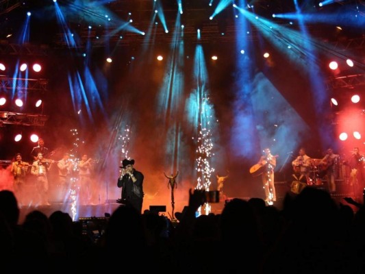 La apertura del concierto estuvo a cargo de la banda “Los Reyes de la Plata”