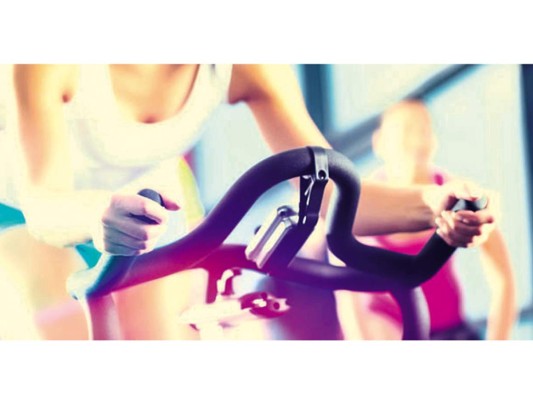Luego, continúas variando la rutina siempre manteniendo los 5 minutos de calentamiento y de enfriamiento y tratando de aumentar los segundos entre intervalos, verás como aumenta tu resistencia, la definición de tu cuerpo y consecuentemente la quema de grasa.
