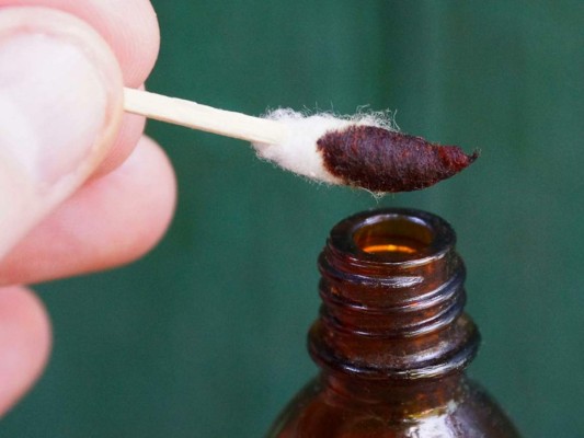 Los elementos del contenido del botiquín pueden clasificarse en secciones: Antisépticos, herramientas de curación y medicamentos.