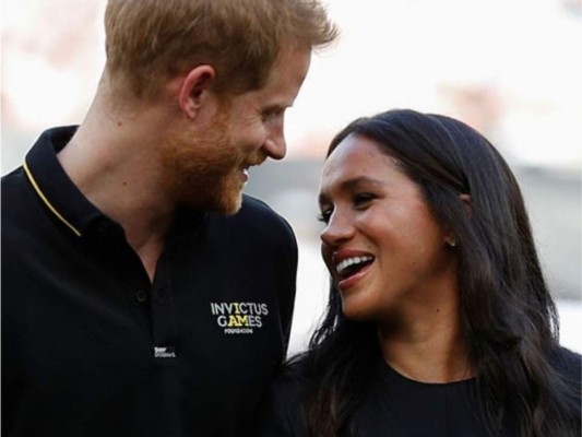 Meghan y Harry hacen aparición sorpresa en partido de baseball