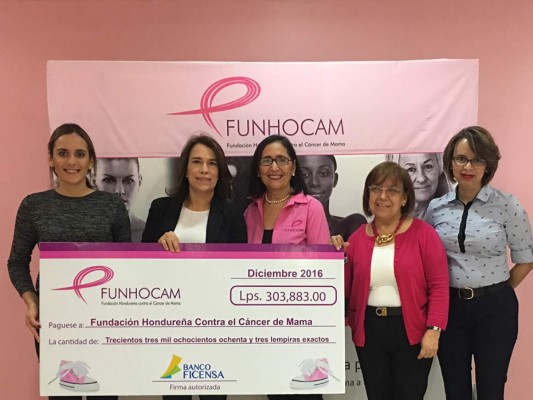 Maureen Higgins entrega el donativo de Banco Ficensa a Rosemonde Abedrabbo y el equipo de FUNHOCAM