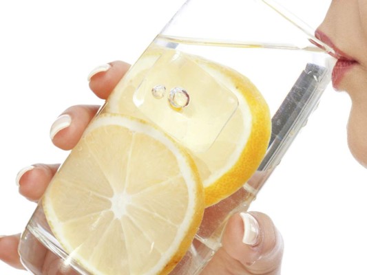 10 beneficios de beber agua con limón
