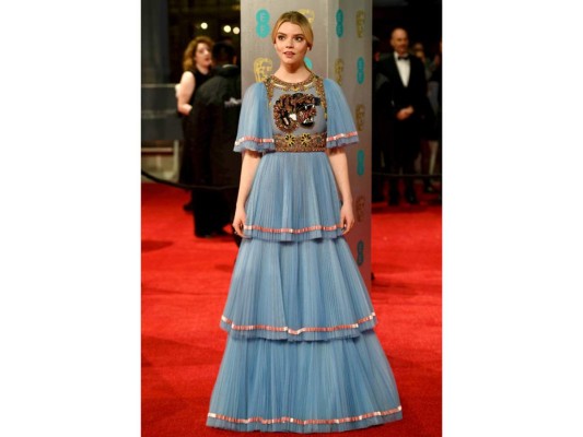La actriz argentina-británica Anya Taylor-Joy en un maxi dress azul con motivo bordado en lentejuela by Gucci