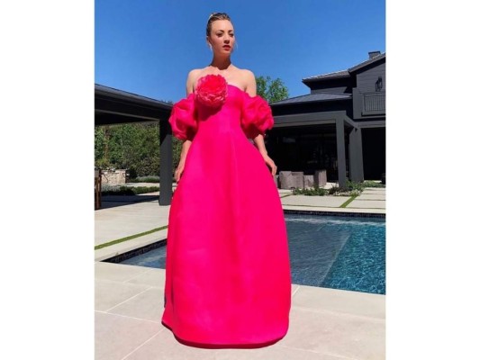Kaley Cuoco <br/>Posó a la orilla de la piscina para mostrar su vestido color fucsia que resaltaba detalles florales de Prabal Gurung.<br/>
