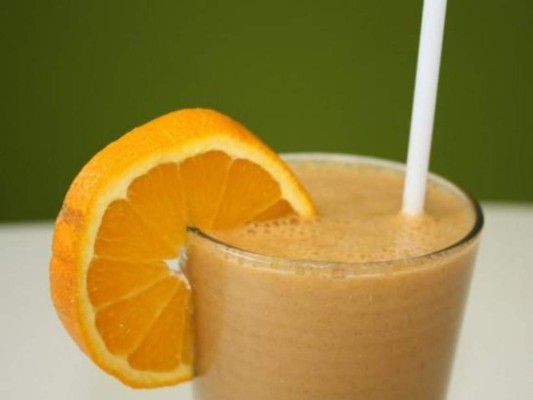 Jugo de perejil<br/>El perejil, es una hierba abundante en hierro, vitaminas y antioxidantes, posee un sabor intenso, por este motivo se aconseja ponerle algún cítrico (usualmente se usa jugo de limón), que además activa el hierro.<br/>