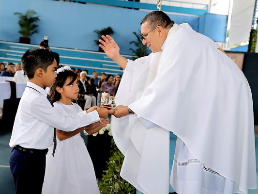 Estudiantes de Macris School realizan su primera comunión