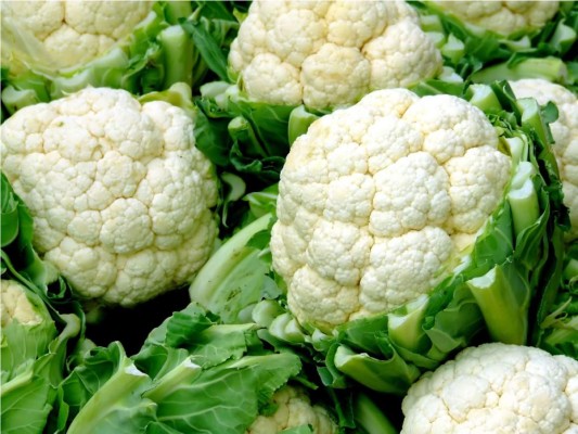Coliflor. Es una de las verduras que más ayuda a la prevención de resfriados, y muy rica en minerales y agua. Además, es ligeramente dulce y se puede cocinar de muchas maneras.