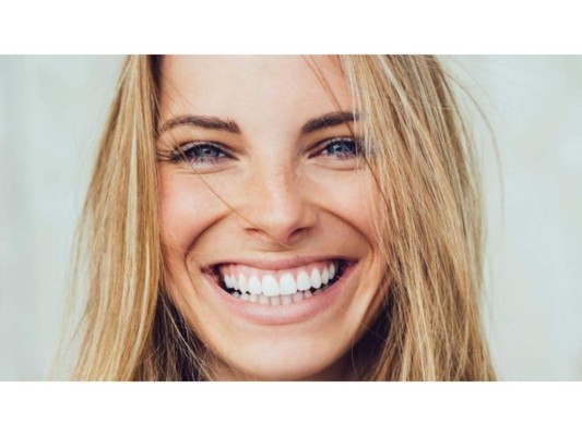 8. Mejora la salud bucal ya que ayuda a eliminar las bacterias que causan el mal aliento, Además calma el dolor en los dientes, previene enfermedades como la gingivitis y sus agentes blanqueadores del limón proveen una sonrisa más blanca.