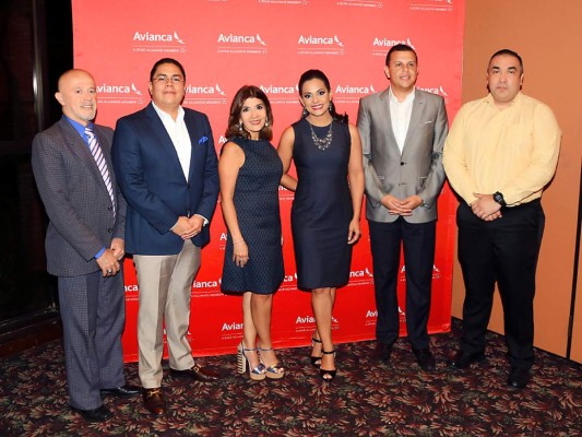 Alex Arias, Iván Maldonado, Sandra Panayotti, Reyna Mejía, Allan Castillo y Constantino Morales, en el lanzamianto del Programa Avianca Tours 2017.