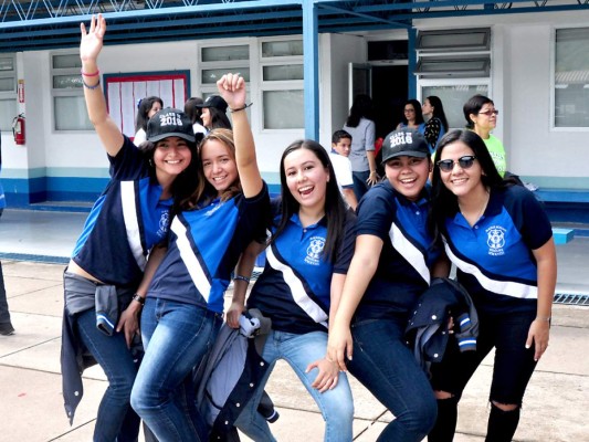 Senior entrance de la Macris School