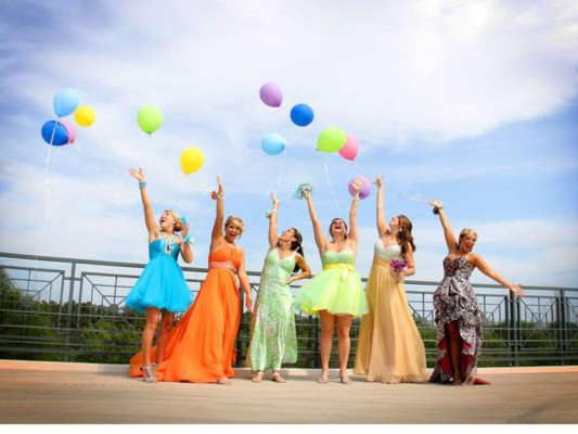 Algunas chicas tienen ideas muy originales de posar en una foto lanzando globos al cielo ya que esta idea en particular es la preferida de muchos graduandos
