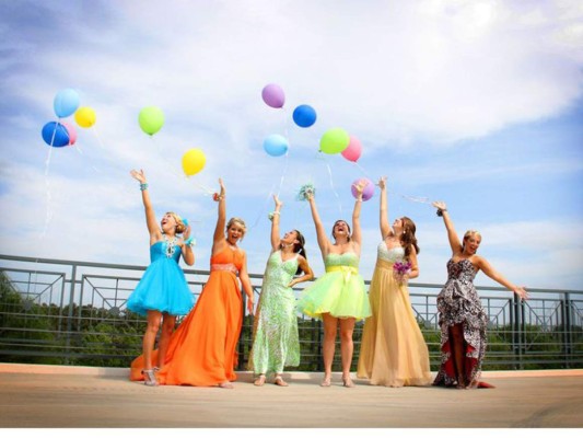 ¡Las poses perfectas para posar con tus amigos en la Prom!