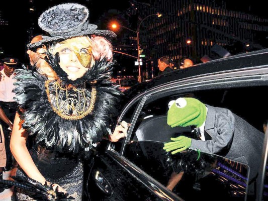 <br/>Envuelta en plumas y junto a su amigo Kermit