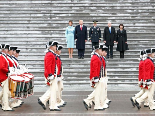 El mandatario Donald Trump, la primera dama Melania Trump, el general Bradley Becker, el vice presidente Mike Pence y su esposa Karen en el desfile y revisión de tropas en el East Front del Capitolio
