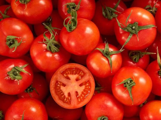 Tomate: las propiedades de este ingrediente lo convierten en un excelente remedio casero para la piel. Corta en rebanadas un tomate frío y aplica sobre los labios.