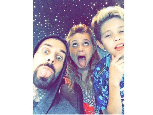 Travis Barker junto a sus hijos Alabama y Landon
