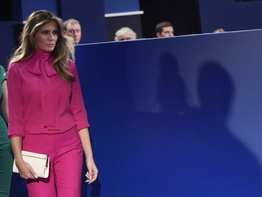 En uno de los debates presidenciales Melania vistió, con una blusa Pussy Bow de Gucci, en fucsia de la que todos hablaron por los comentarios sexystas de su marido y particularmente por el nombre de la prenda 'Pussy' que en español significa vagina