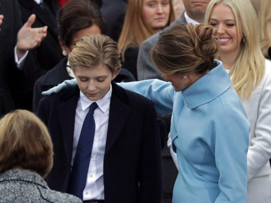 Melania Trump abraza a su hijo Barron durante la juramentación de Donald Trump