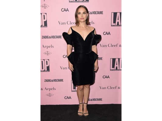 Natalie Portman<br/>La actriz regresó a las alfombras rojas y vaya forma de volver: desenfundando un bello Little Black Dress de Mugler, mezclando la elegancia del terciopelo en color negro con un corte en V que le queda ideal a todo el conjunto. Una verdadera obra de arte por parte del francés y Natalie le dio vida.<br/>