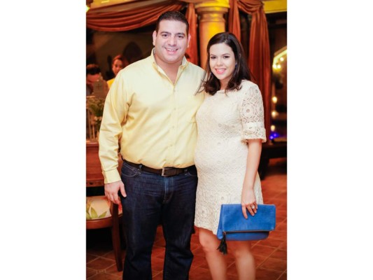 Fiesta catracha para Angelo Casco y María Fernanda Welchez