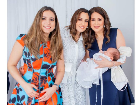 Alexandra Tinoco, Lourdes Abufele con Giselle y Santiago José Tinoco.