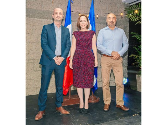 Michael Sowinski, director ejecutivo de Alianza Francesa, Alexa Foglia de Banco Atlántida y Pierre-Christian Soccoja, Embajador de Francia en Honduras.Foto: Daniel Madrid