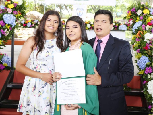 Entrega de títulos en DelCampo International School I parte