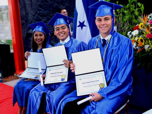 Entrega de títulos de la Discovery School