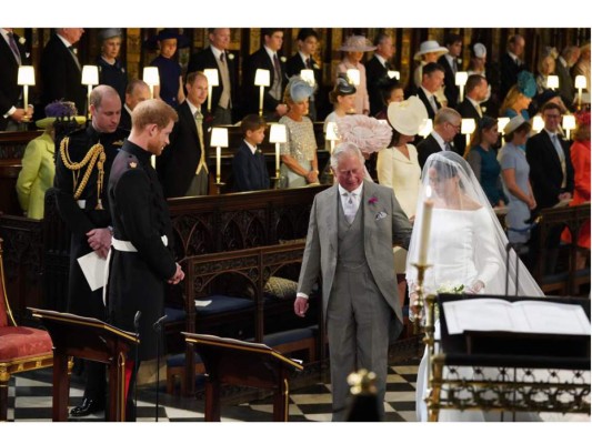 El príncipe Carlos, padre del novio en el momento en el que entrega a Meghan Markle en el altar.