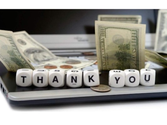 Practica la gratitud: Aunque no lo creas, agradecer por todo lo que recibes en materia económica es un hábito que te ayudará a manejar de mejor manera tu estrés financiero, pues te sentirás mejor por las cosas que ya posees.