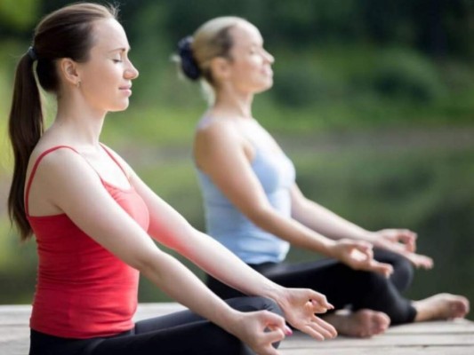 Practica cualquier tipo de ejercicio: Si lo deseas, puedes ayudarte practicando yoga o cualquier otro tipo de ejercicio que te guste, así podrás distraerte y drenar toda tu energía y te sentirás mejor.