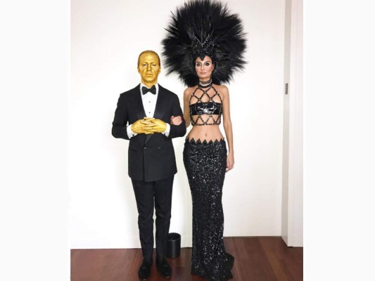 La editora de Vogue Japan Giovanna Battaglia no dudo en transformarse en Cher acompañada de su Oscar hace justo 30 años (en 1986).